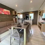 Zecamping 4 Etoiles Familial Avec Pataugeoire Et Jacuzzi Шале