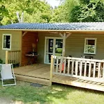 Zecamping 4 Etoiles Familial Avec Pataugeoire Et Jacuzzi Шале