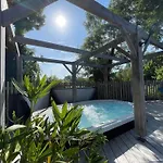 Alpesi faház Zecamping 4 Familial Avec Pataugeoire Et Jacuzzi Coulon