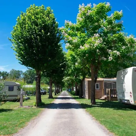 Zecamping 4 Etoiles Familial Avec Pataugeoire Et Jacuzzi Coulon