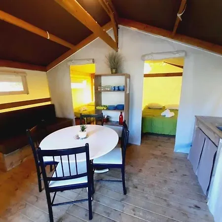 Zecamping 4 Etoiles Familial Avec Pataugeoire Et Jacuzzi *