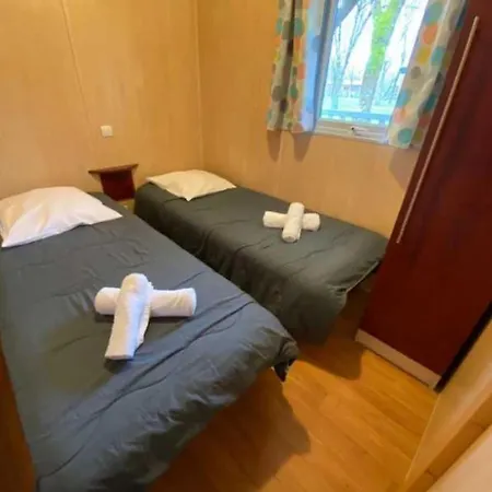 Zecamping 4 Etoiles Familial Avec Pataugeoire Et Jacuzzi * Coulon