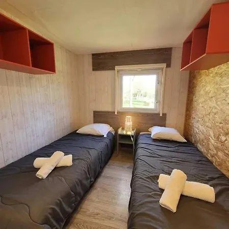 Zecamping 4 Etoiles Familial Avec Pataugeoire Et Jacuzzi *